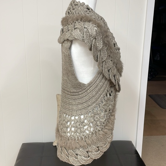 Sioni Wool mix / fur lined crochet/knit vest. - Picture 7 of 13